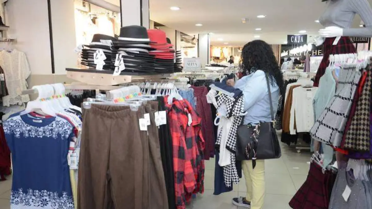 Gente de Compras en Tiendas de Ropa (1)